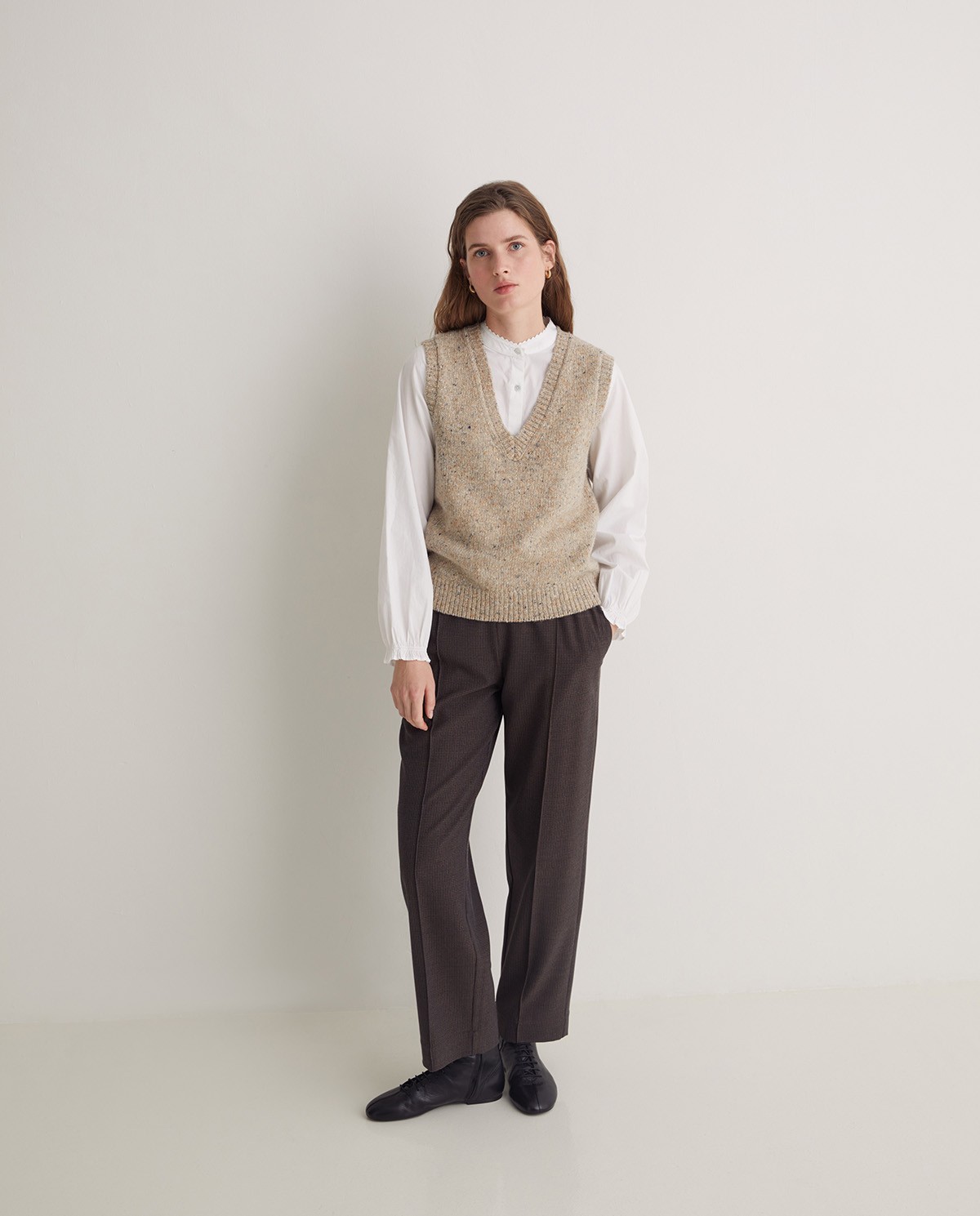Armilla llana de merino escot bec beix - Armilla confeccionada amb llana de merino i fibres reciclades 3