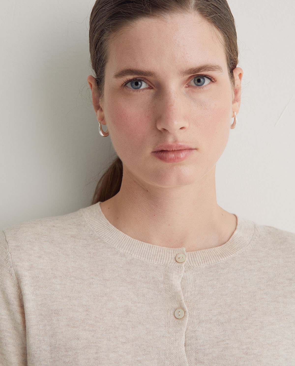 Cárdigan crudo 100% algodón orgánico para mujer – cuello redondo, botones y diseño atemporal 1