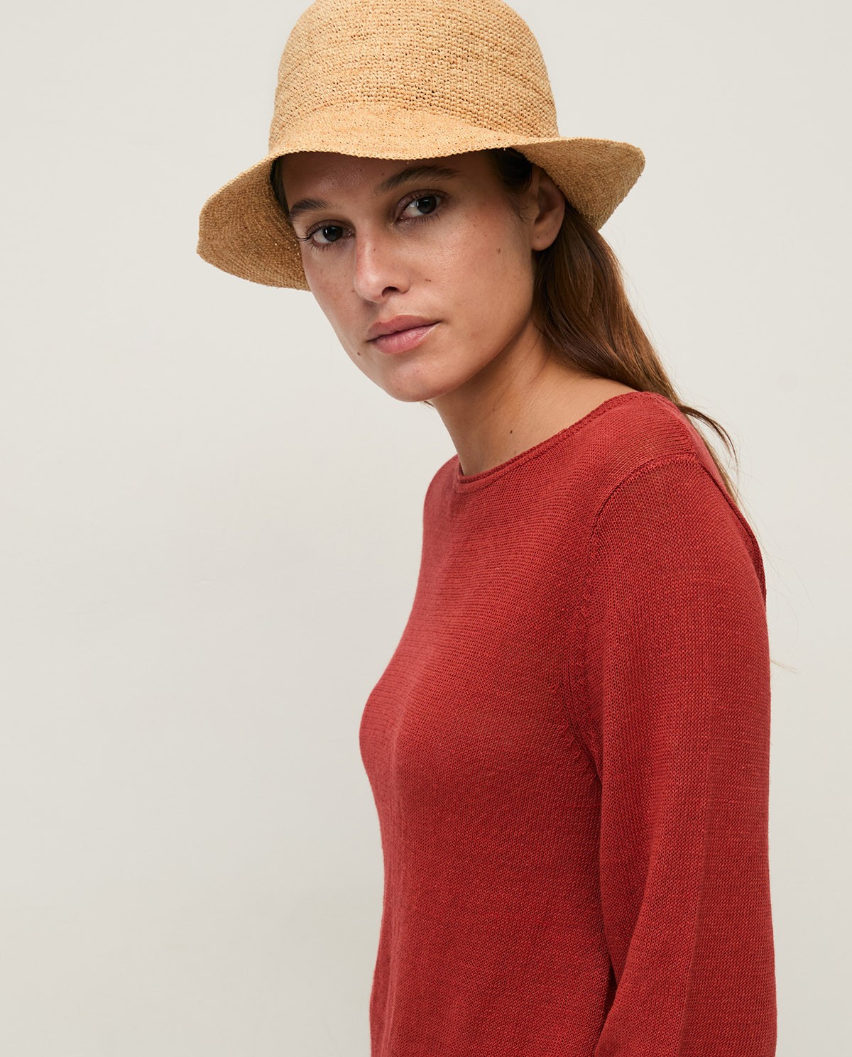 Jersey lino manga francesa en color terracota, vista frontal con detalle del tejido 5