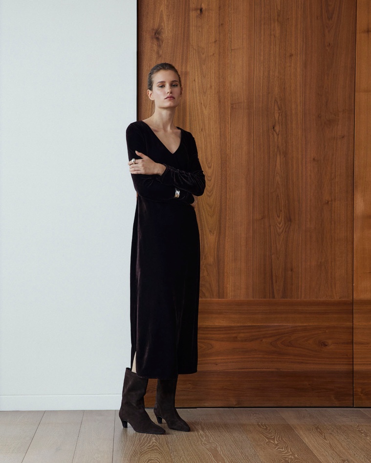 Vestit midi vellut escot en punta xocolata dona Yerse - Detall vista frontal