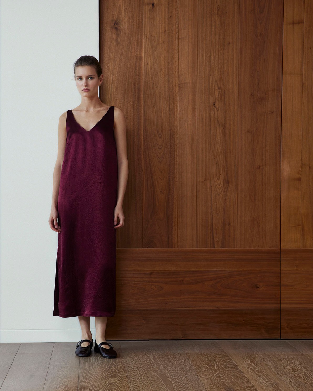 Burgundy V-neck sleeveless sateen dress woman Yerse - Front view