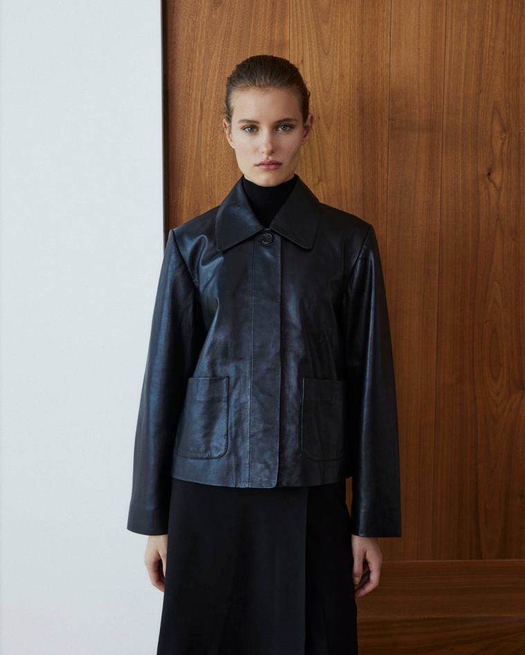 Jaqueta curta pell 100 % negre dona Yerse - Detall vista frontal