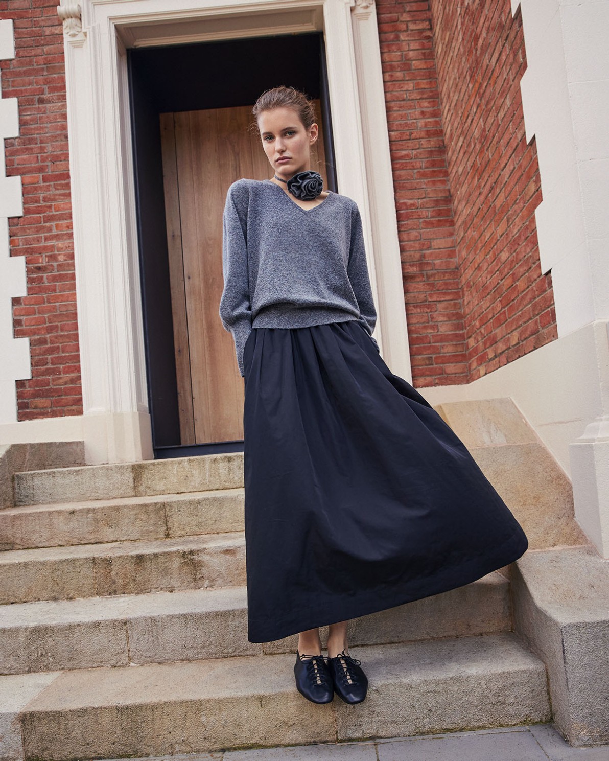 Faldilla midi efecte setinat negre dona Yerse - Detall vista frontal