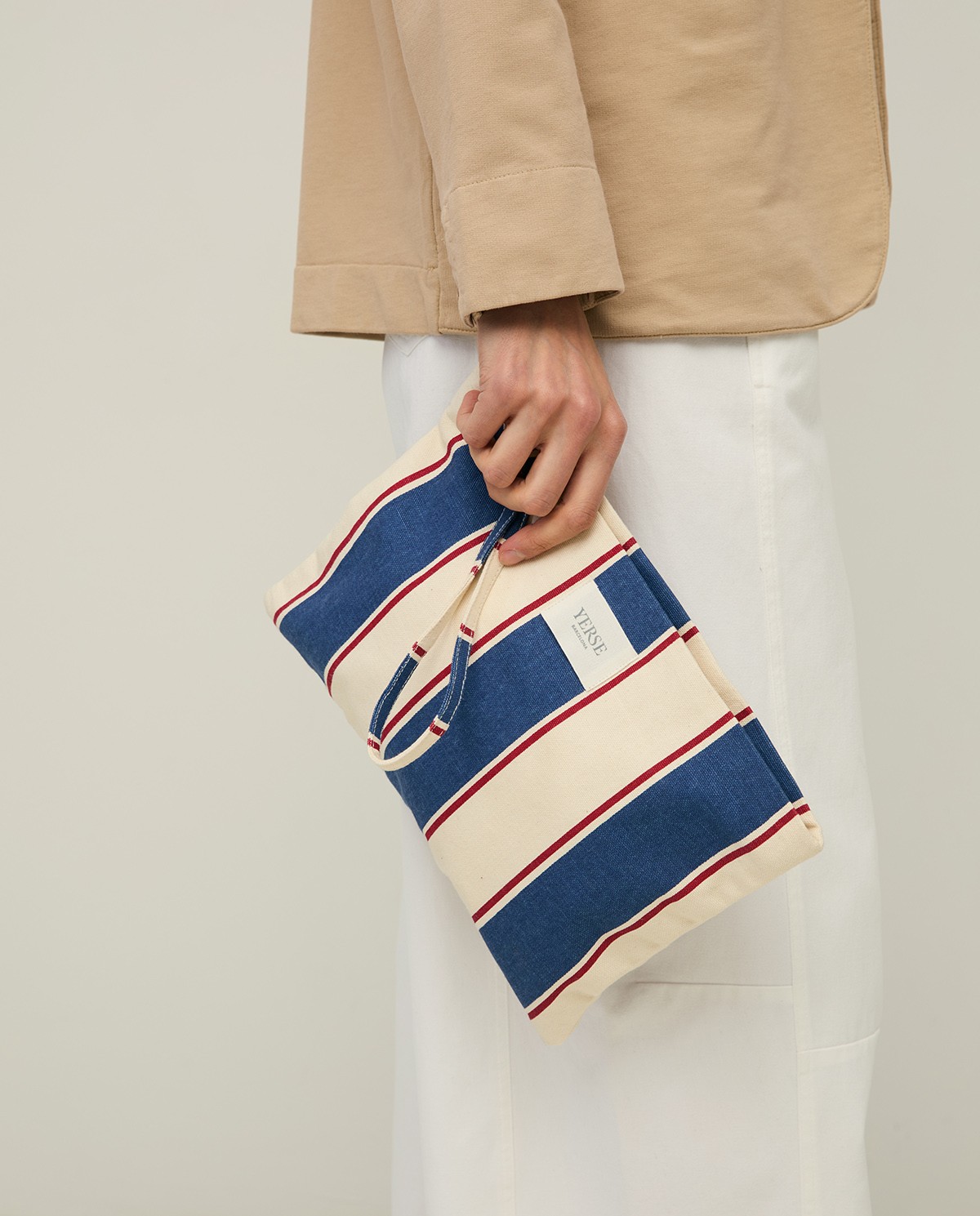 Clutch de rayas cierre Cremallera en color azul marino, vista frontal con detalle del tejido 1