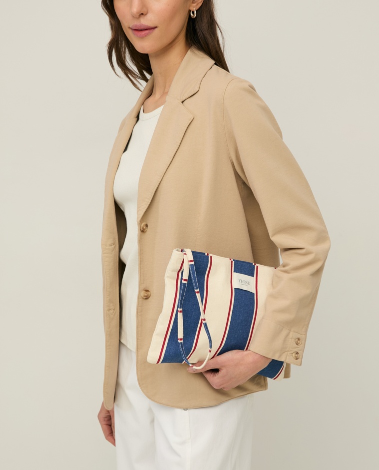 Clutch de rayas cierre Cremallera en color azul marino, vista frontal con detalle del tejido