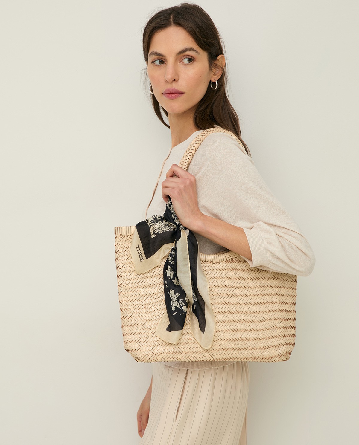 Capazo piel trenzado bolsa interior algodón en color crudo, vista frontal con detalle del tejido 1