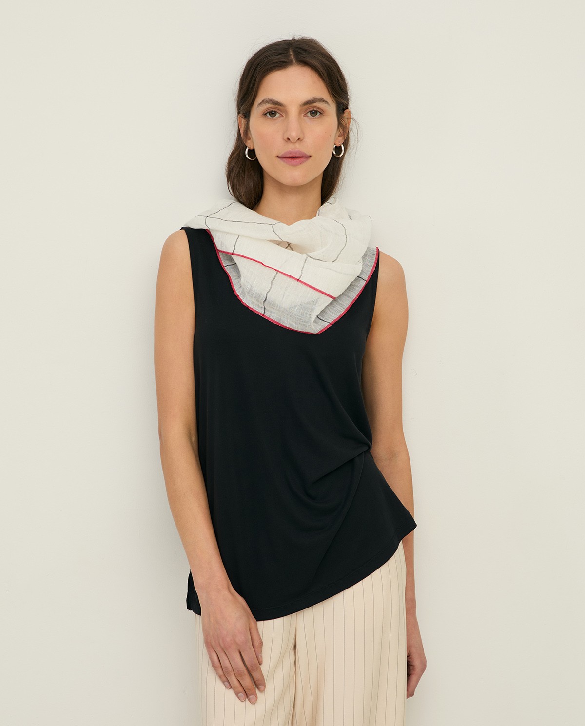 Fular lino y algodón cuadros en color crudo, vista frontal con detalle del tejido 1