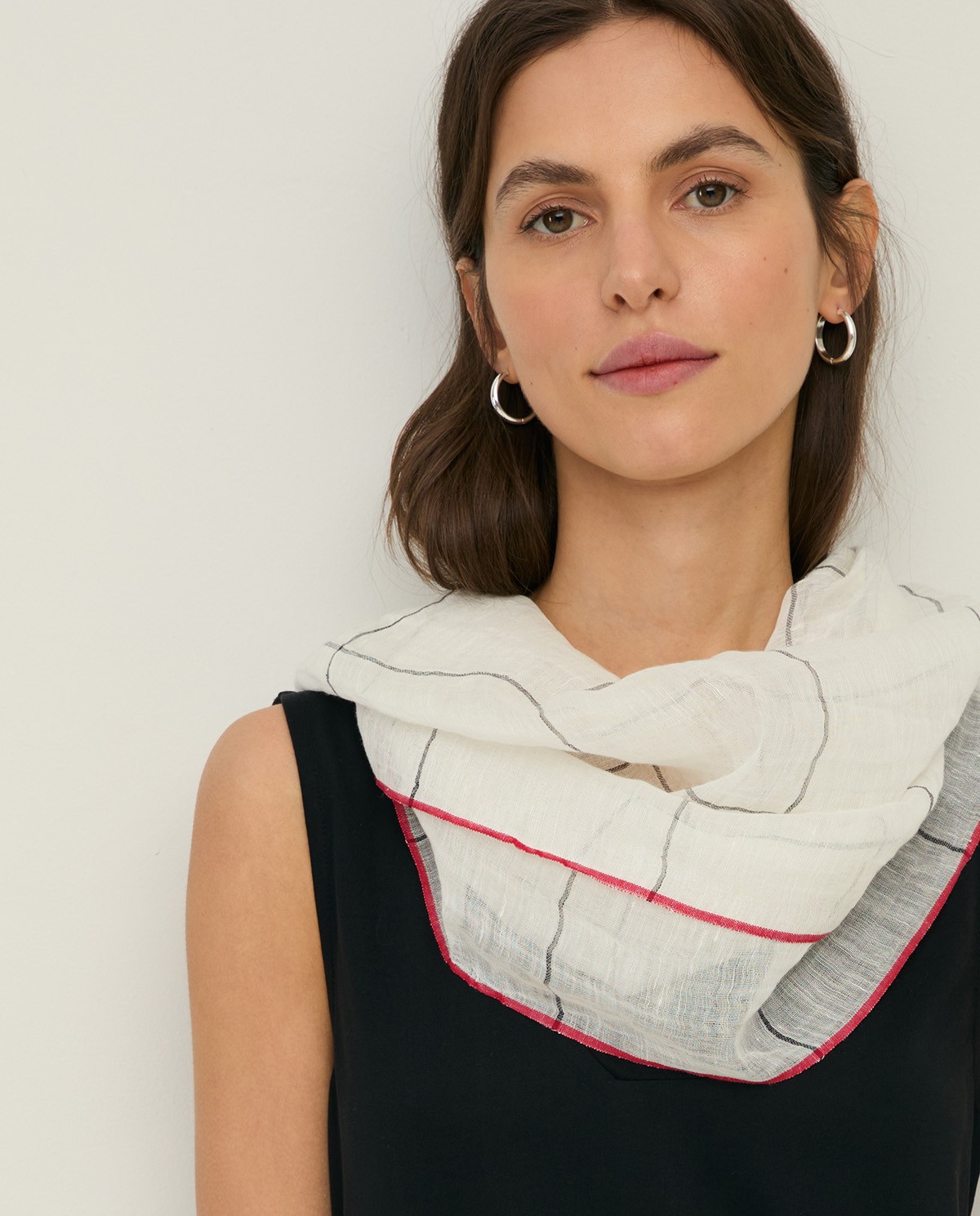 Fular lino y algodón cuadros en color crudo, vista frontal con detalle del tejido