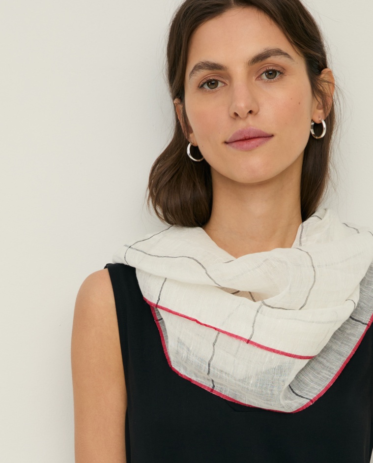 Fular lino y algodón cuadros en color crudo, vista frontal con detalle del tejido