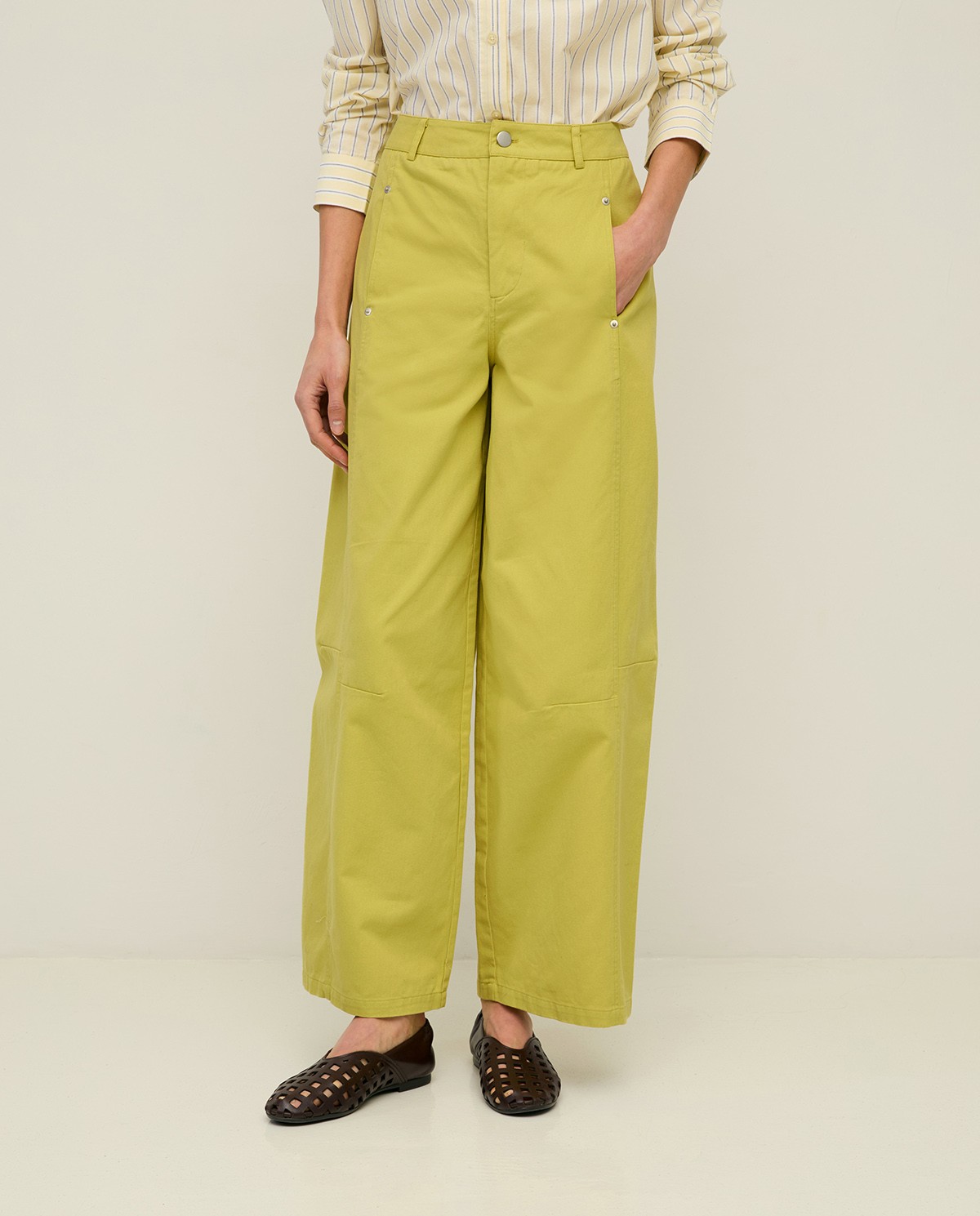 Pantalón barrel algodón en color lima, vista frontal con detalle del tejido 1