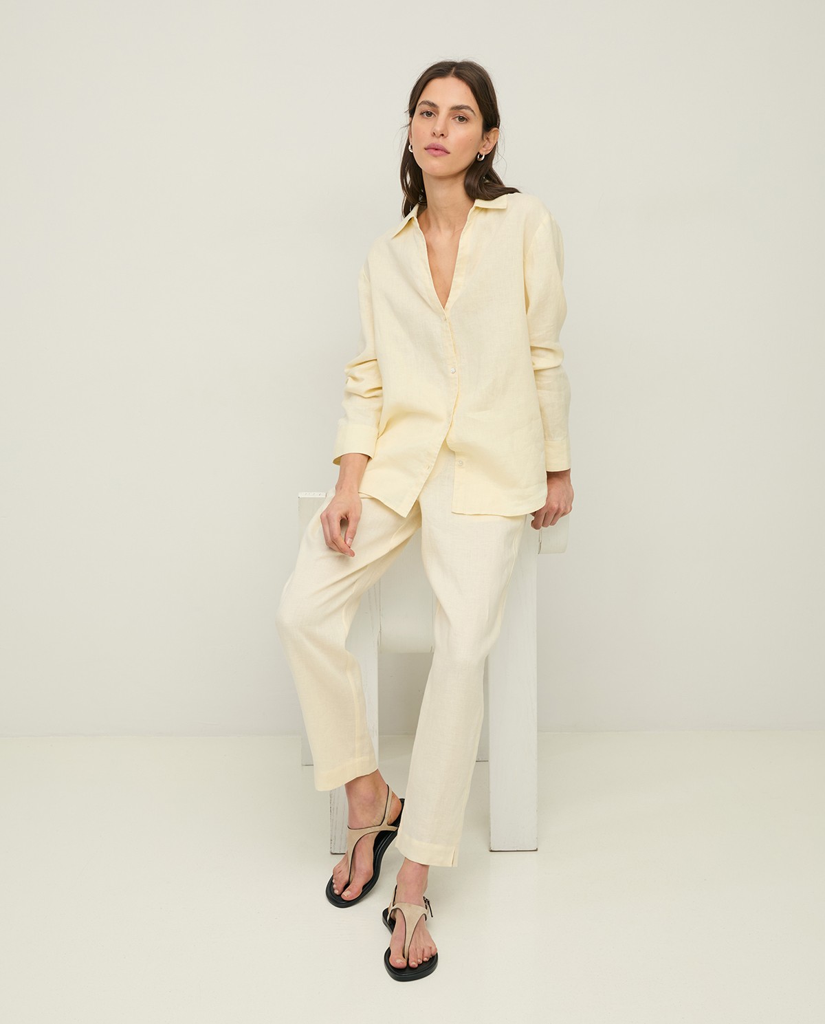 Pantalón Lino Recto en color crudo, vista frontal con detalle del tejido 6