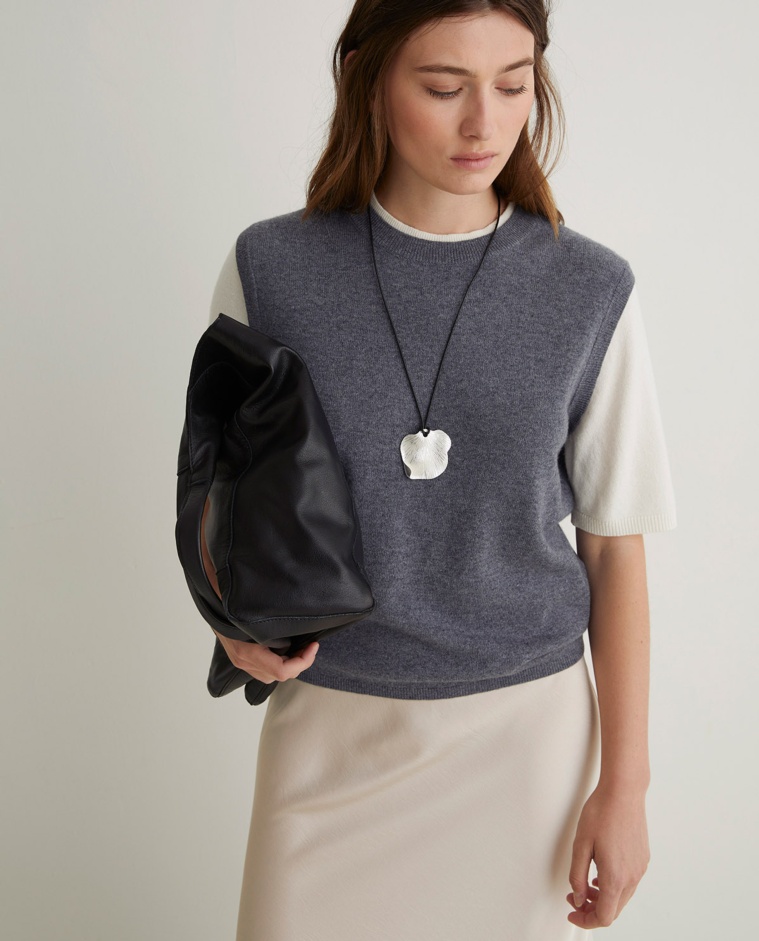 Collier long avec finition argentée et cuir