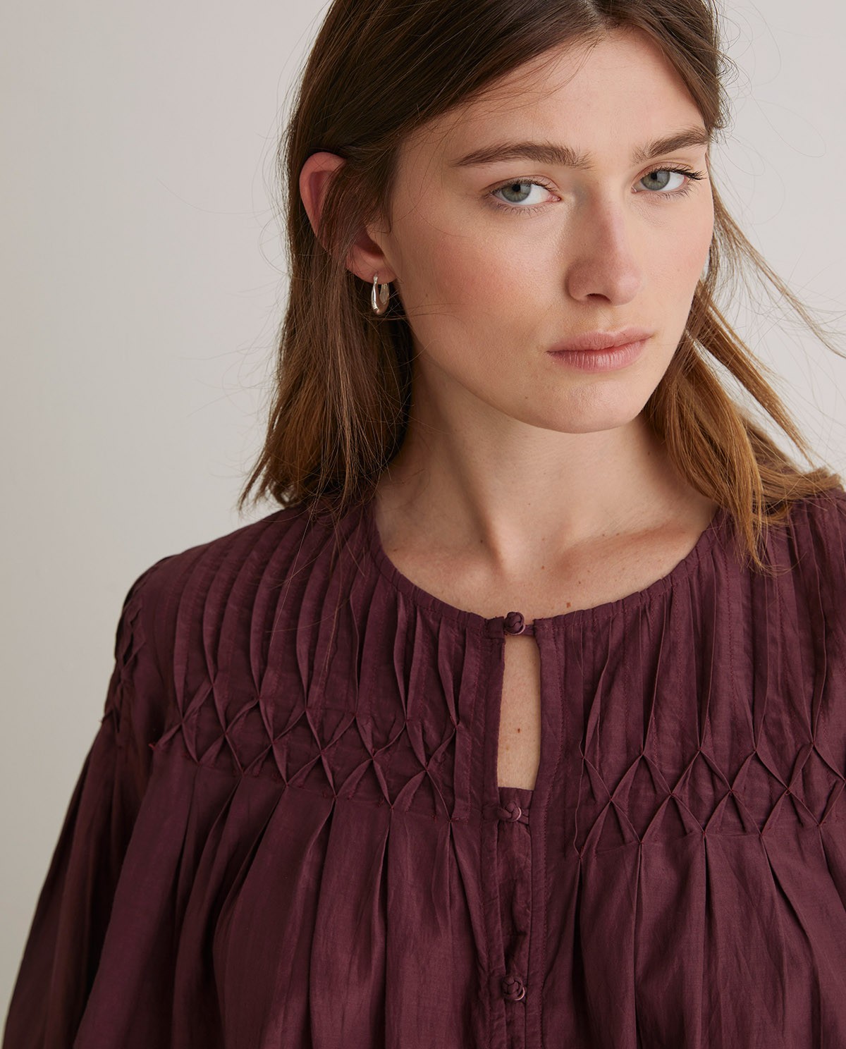 Blusa detalle pliegues algodón berenjena mujer Yerse - Detalle frontal