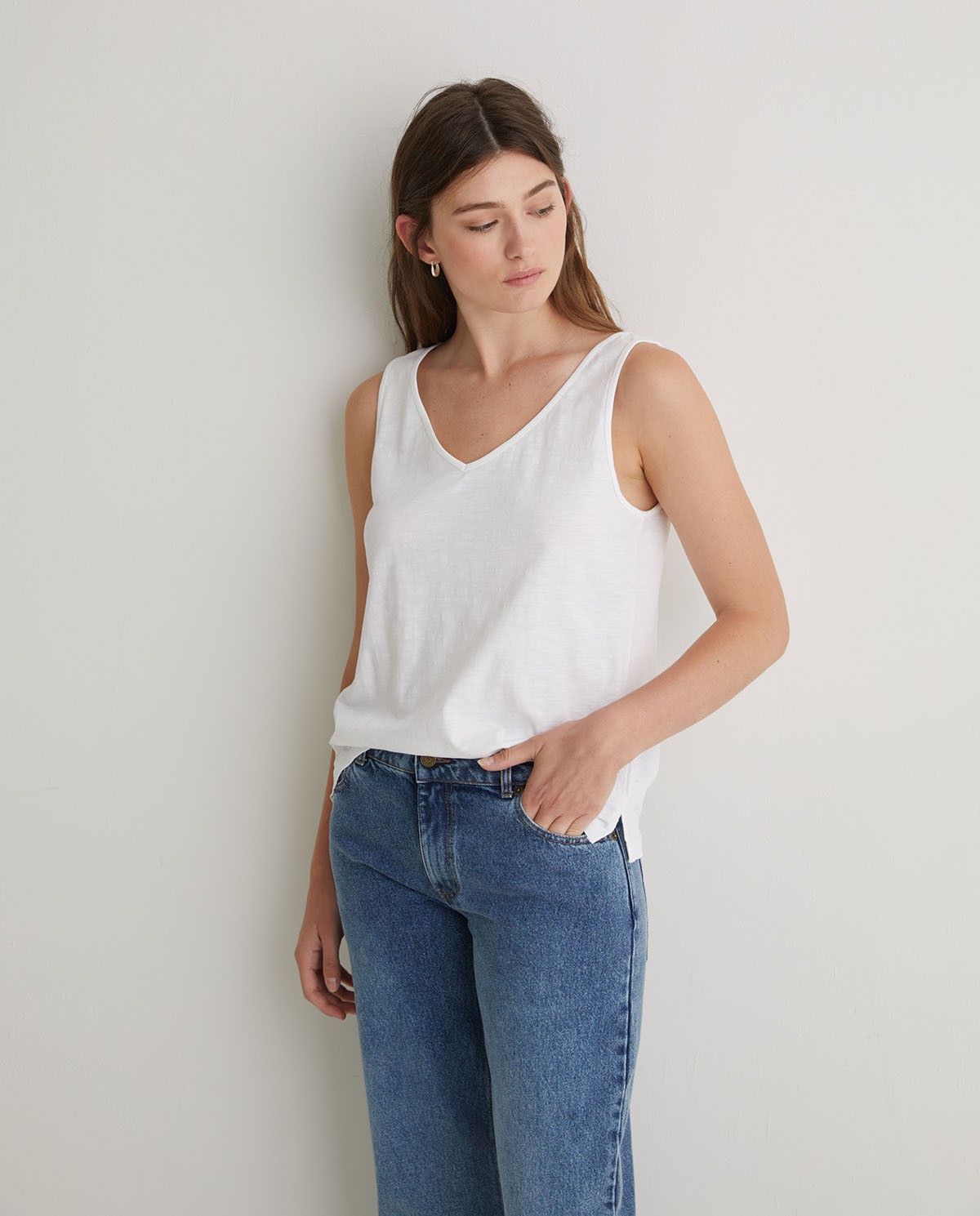 Top de algodón flamé blanco para mujer – Escote pico, suave y ligero 1