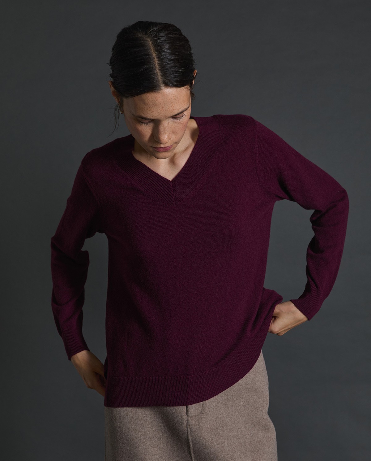 Jersey 100% cashmere berenjena para mujer – cuello pico, cálido, suave y elegante 2