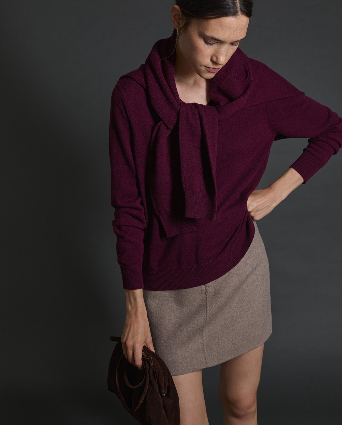 Jersey 100% cashmere berenjena para mujer – cuello pico, cálido, suave y elegante 5