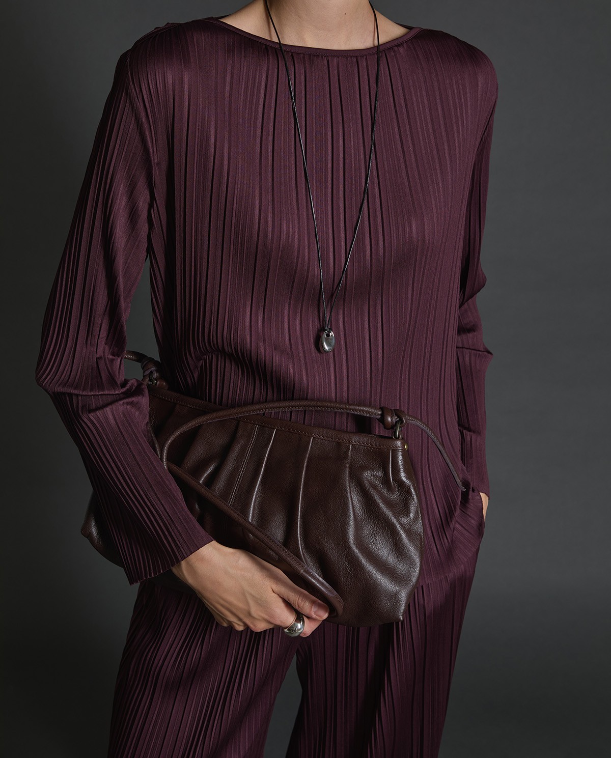 Chocolate 100% leather shoulder bag woman Yerse - Front view