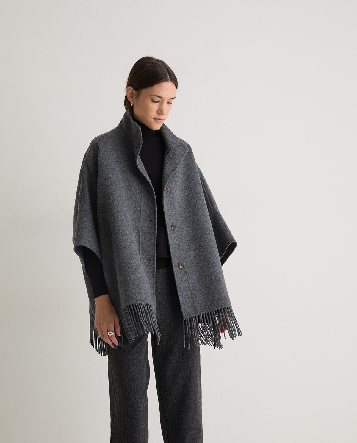 Capa handmade mezcla lana flecos gris mujer Yerse - Detalle frontal