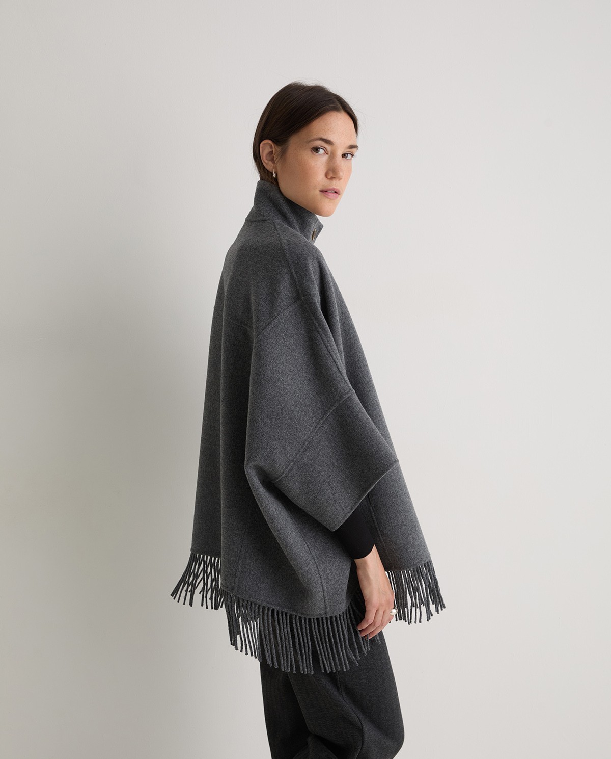 Handmade wool-blend fringed cape grey woman Yerse - Front view 6
