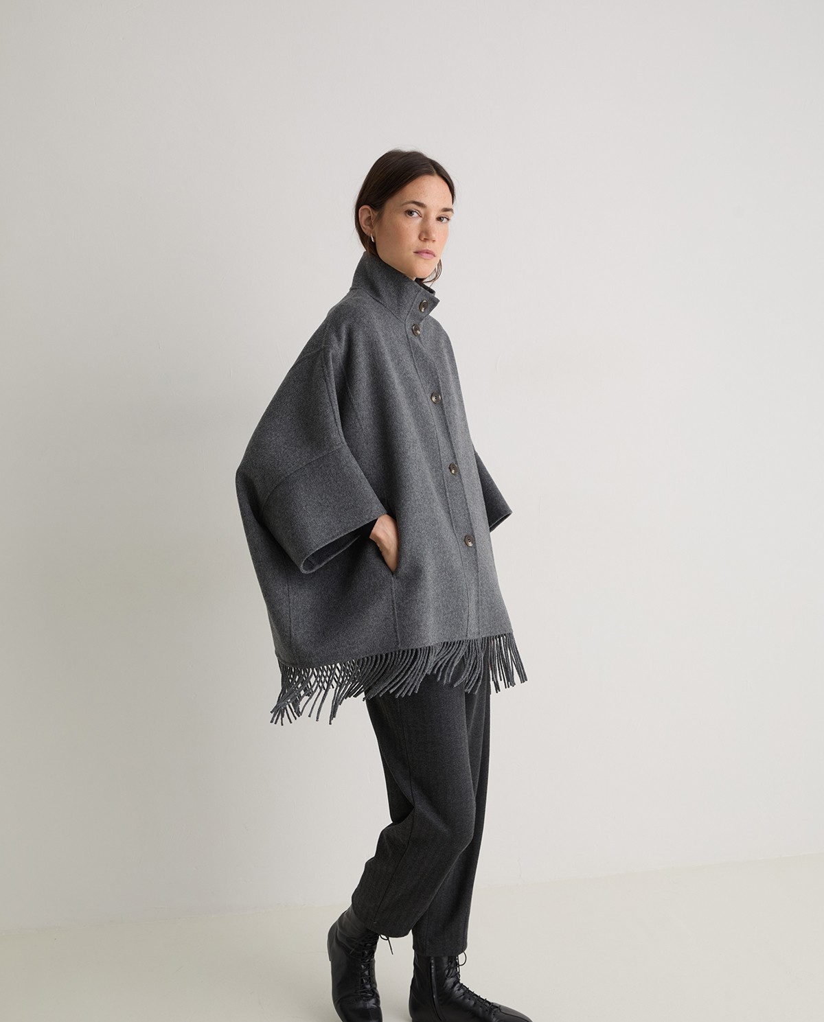 Handmade wool-blend fringed cape grey woman Yerse - Front view 8