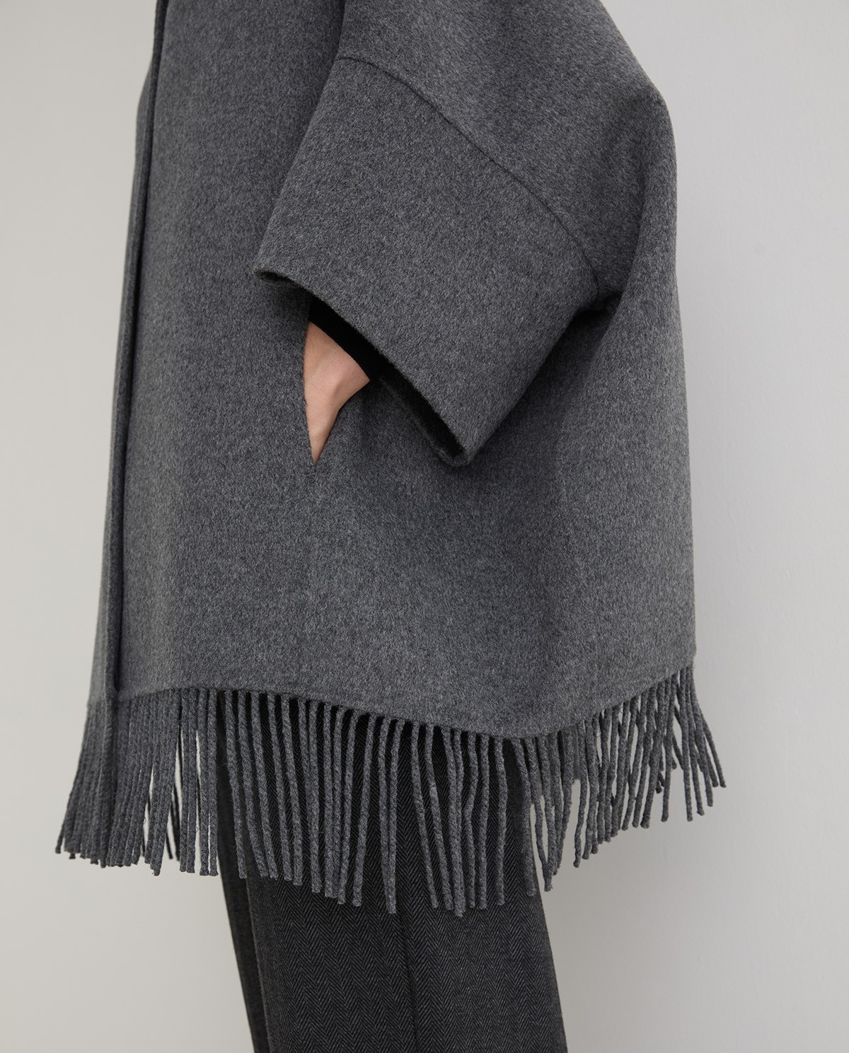 Handmade wool-blend fringed cape grey woman Yerse - Front view 11