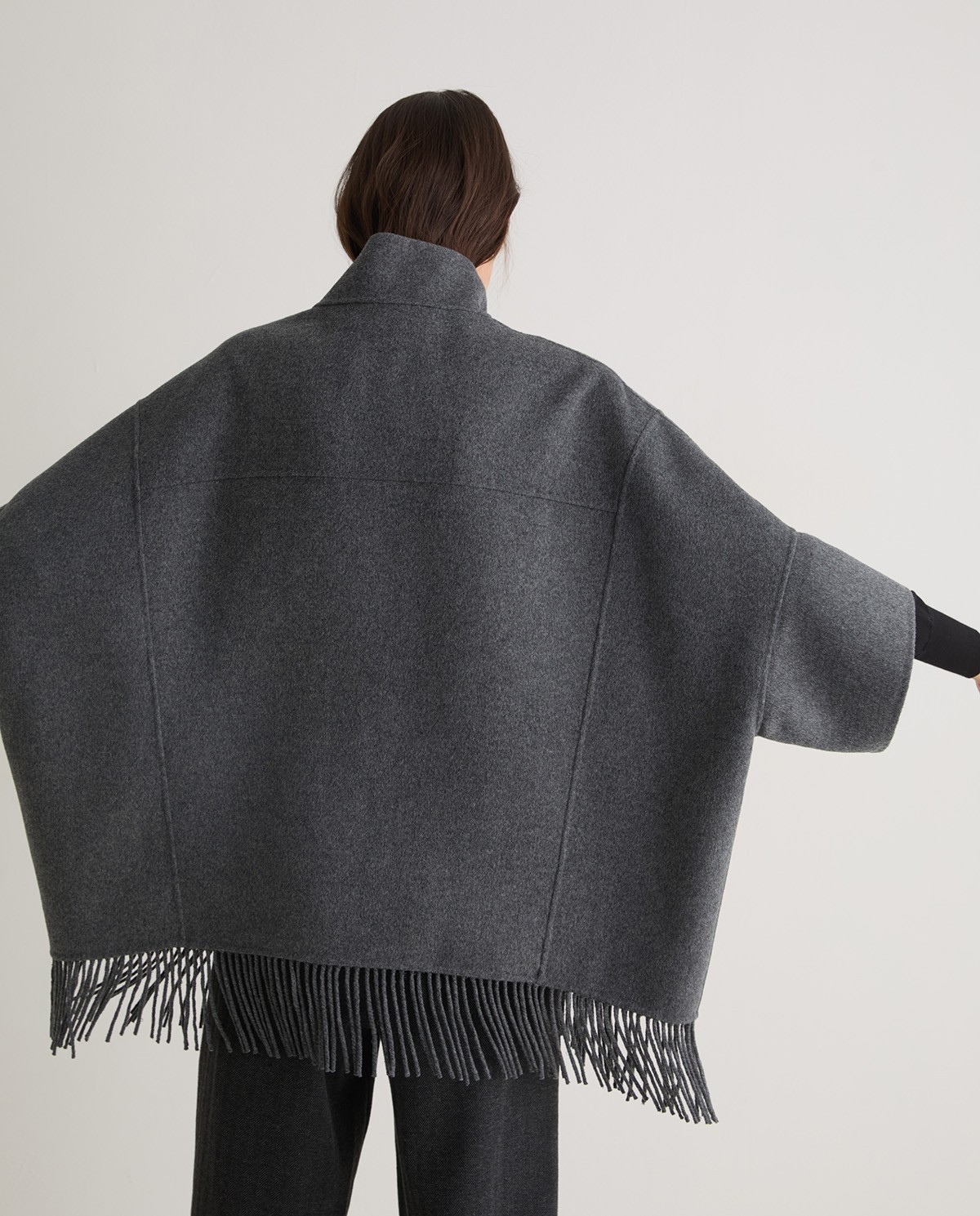 Handmade wool-blend fringed cape grey woman Yerse - Front view 10