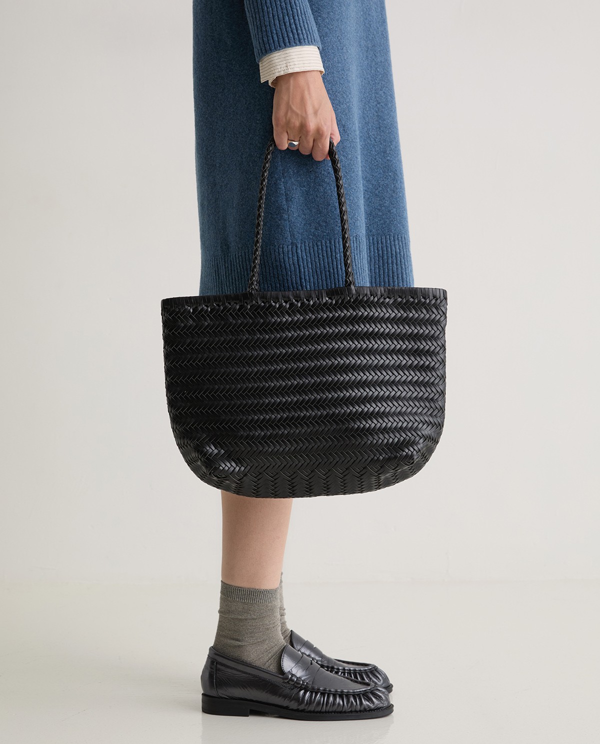 Bolso de piel negro con detalle trenzado y bolso interior extraíble 2