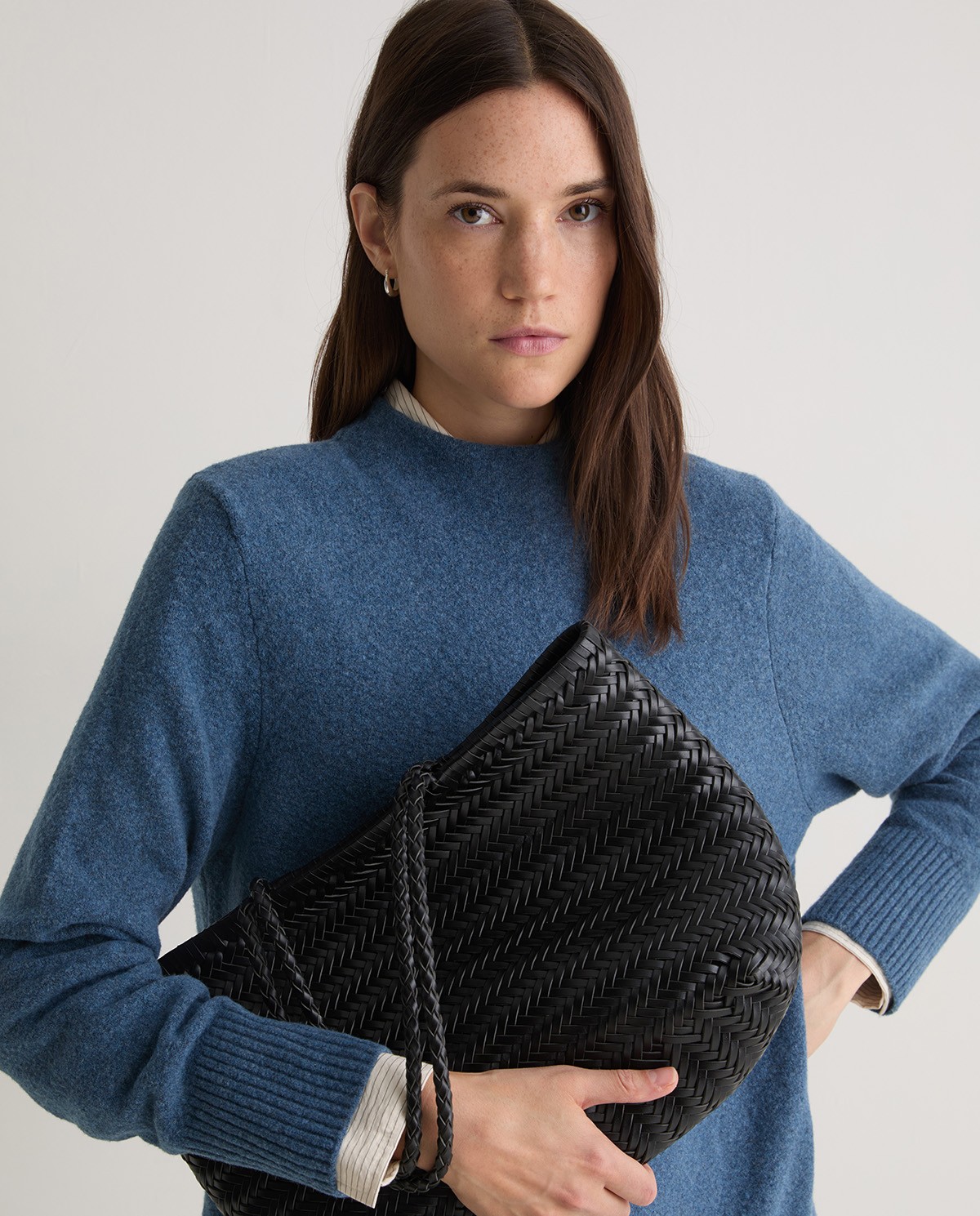 Woven leather bag in black woman Yerse - Front view 1