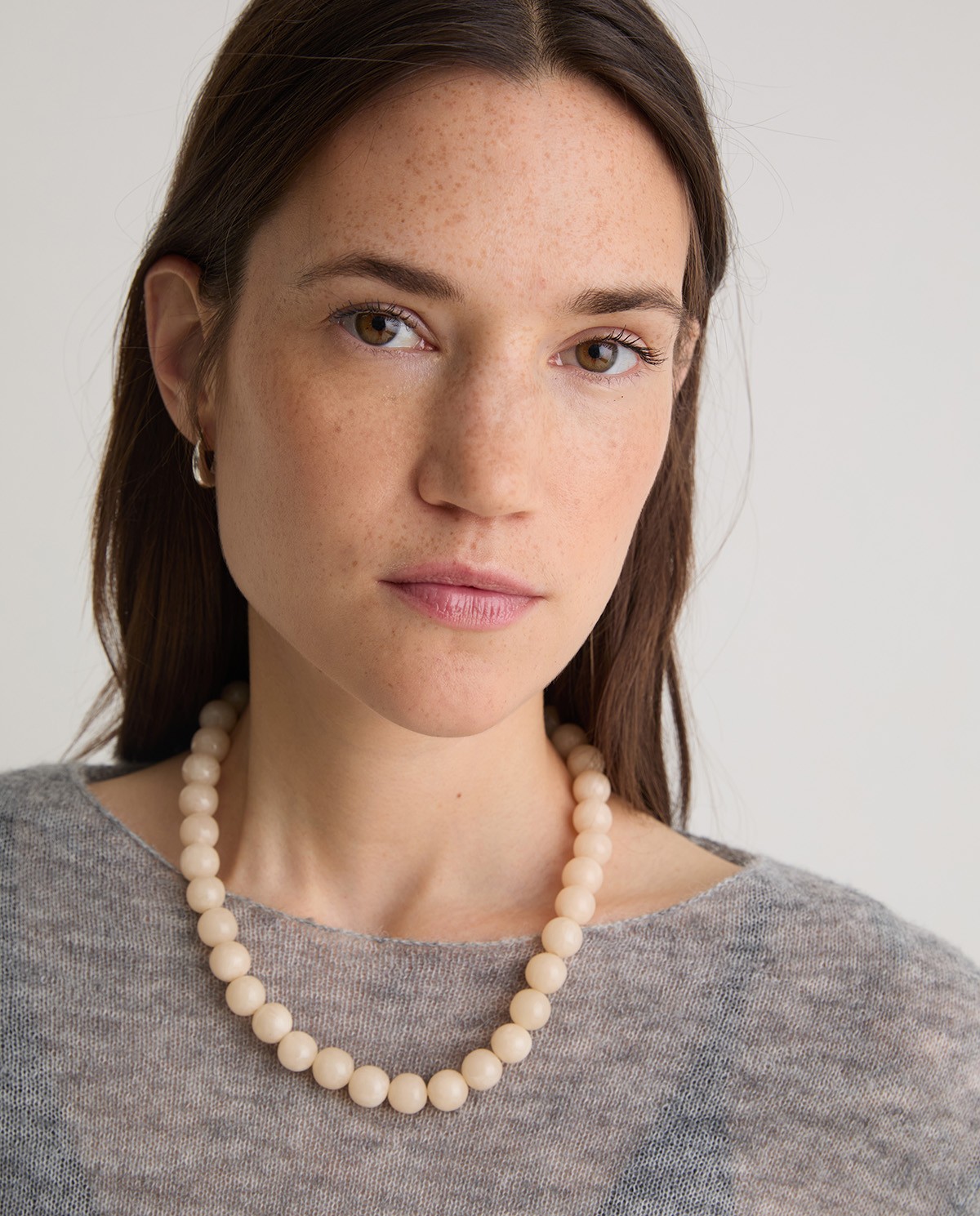 Collar de bolas crudo mujer Yerse - Detalle frontal