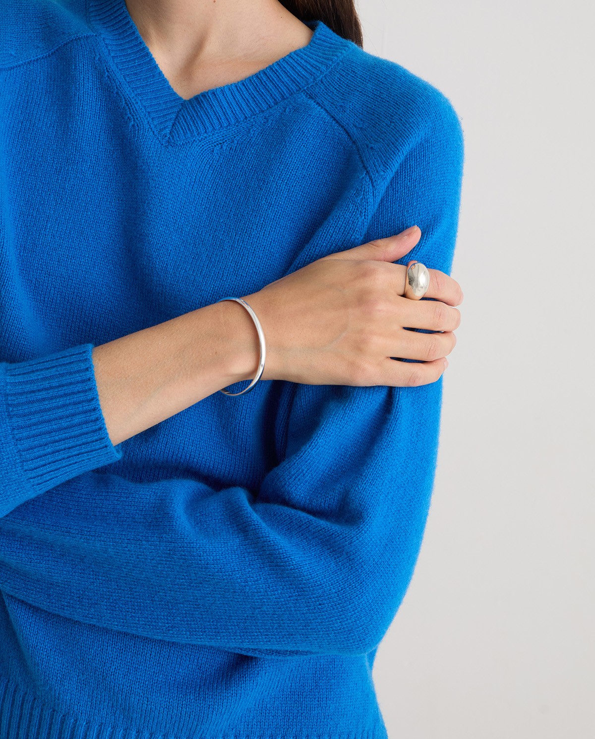 Pulsera fina de latón plateado con forma redondeada
