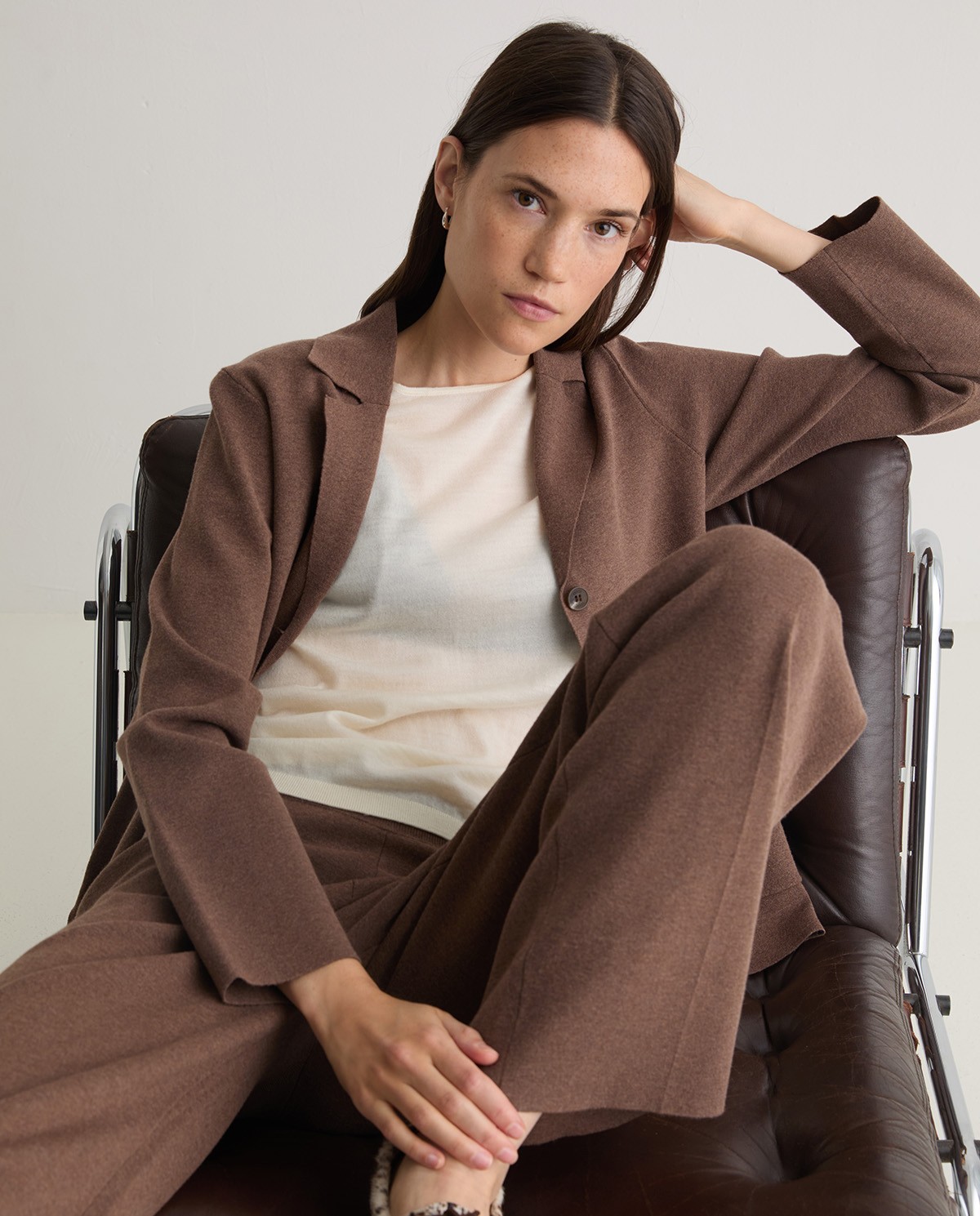 Pantalón regular fit con viscosa arena - Pantalones regular fit