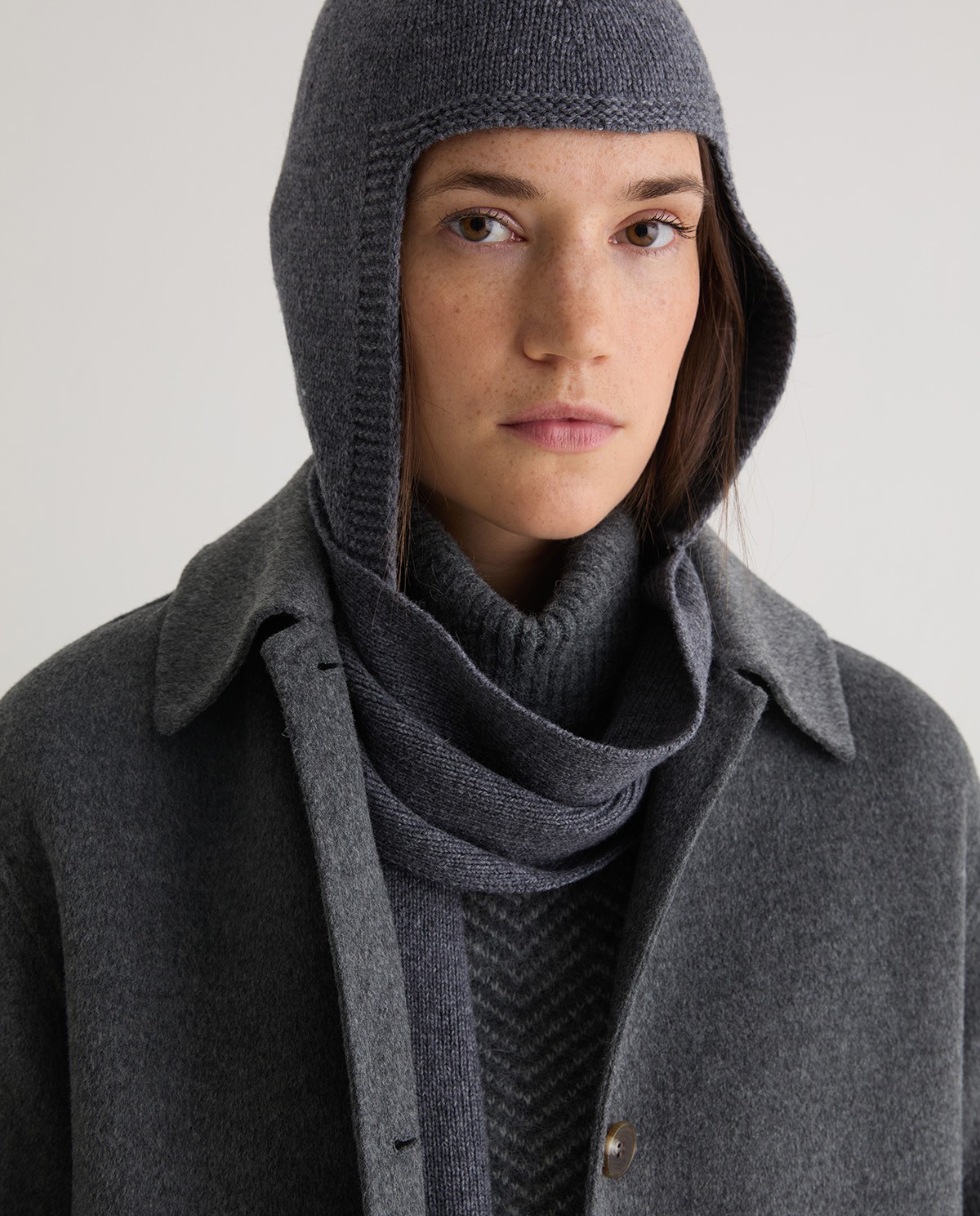 Grey wool tricot hooded scarf woman Yerse - Front view