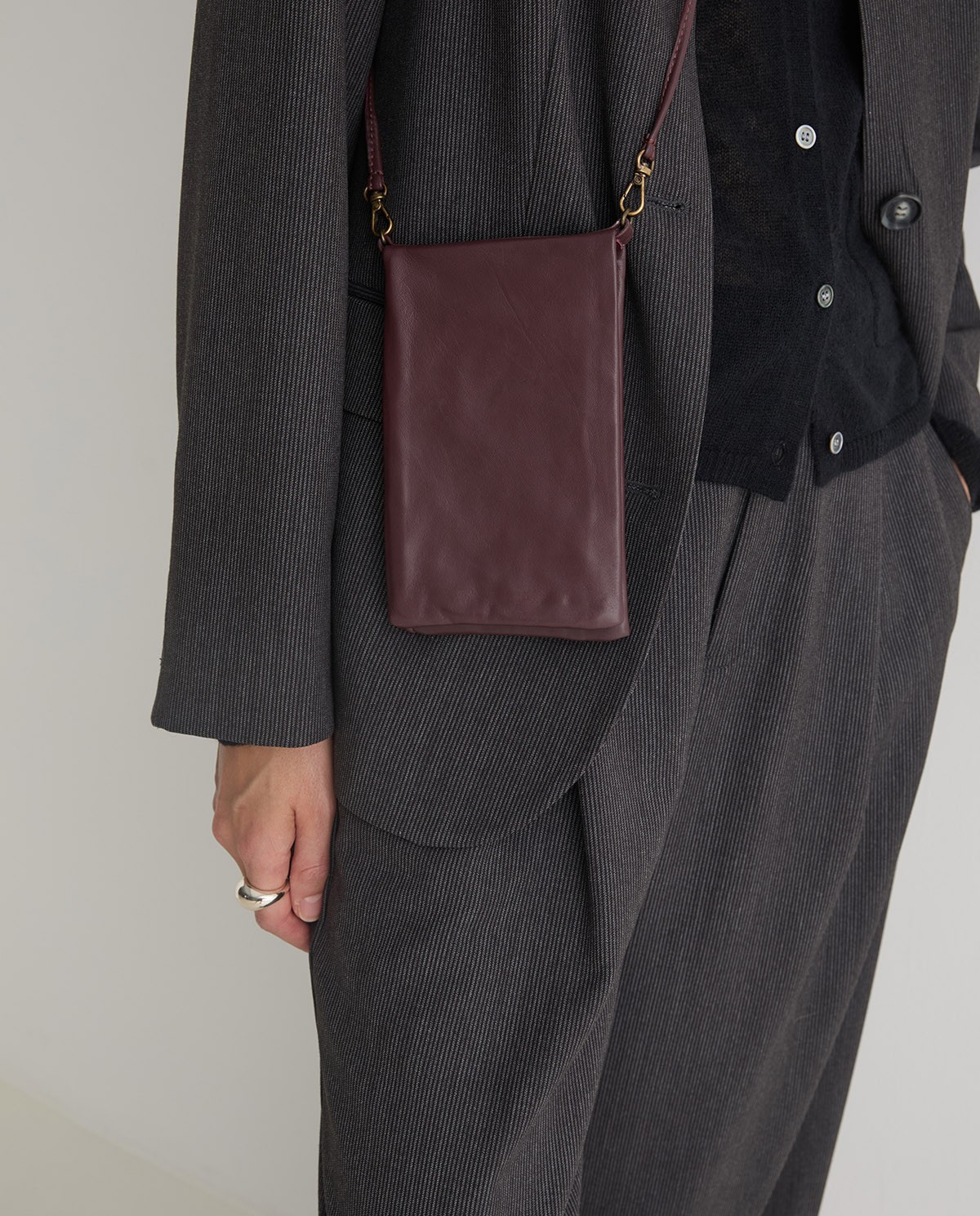 Aubergine 100% leather mobile pouch woman Yerse - Front view