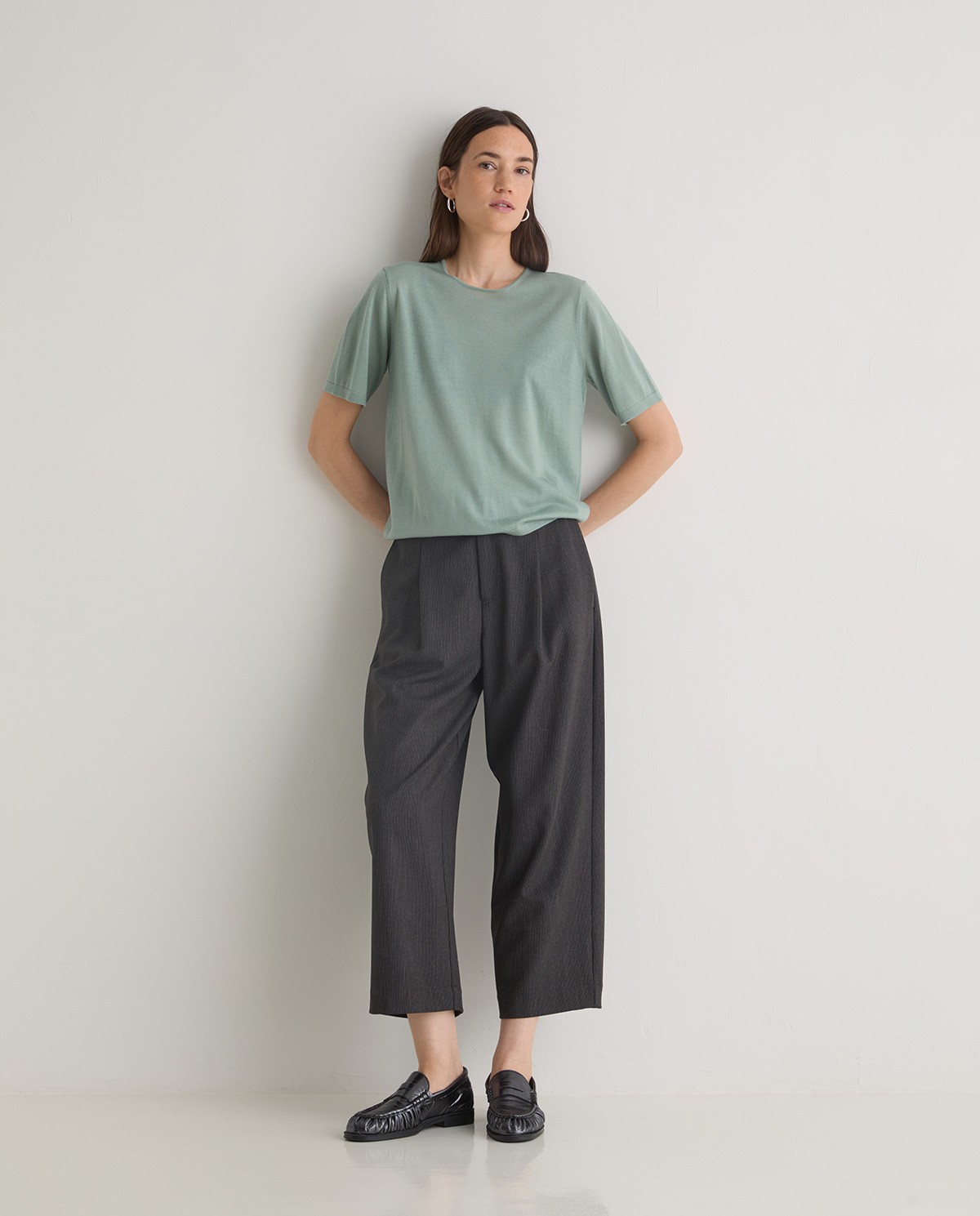 Jersey verde de manga corta confeccionado en 100% lana merino. Corte recto, escote redondo y acabados en canalé. Suavidad y calidez natural. 4