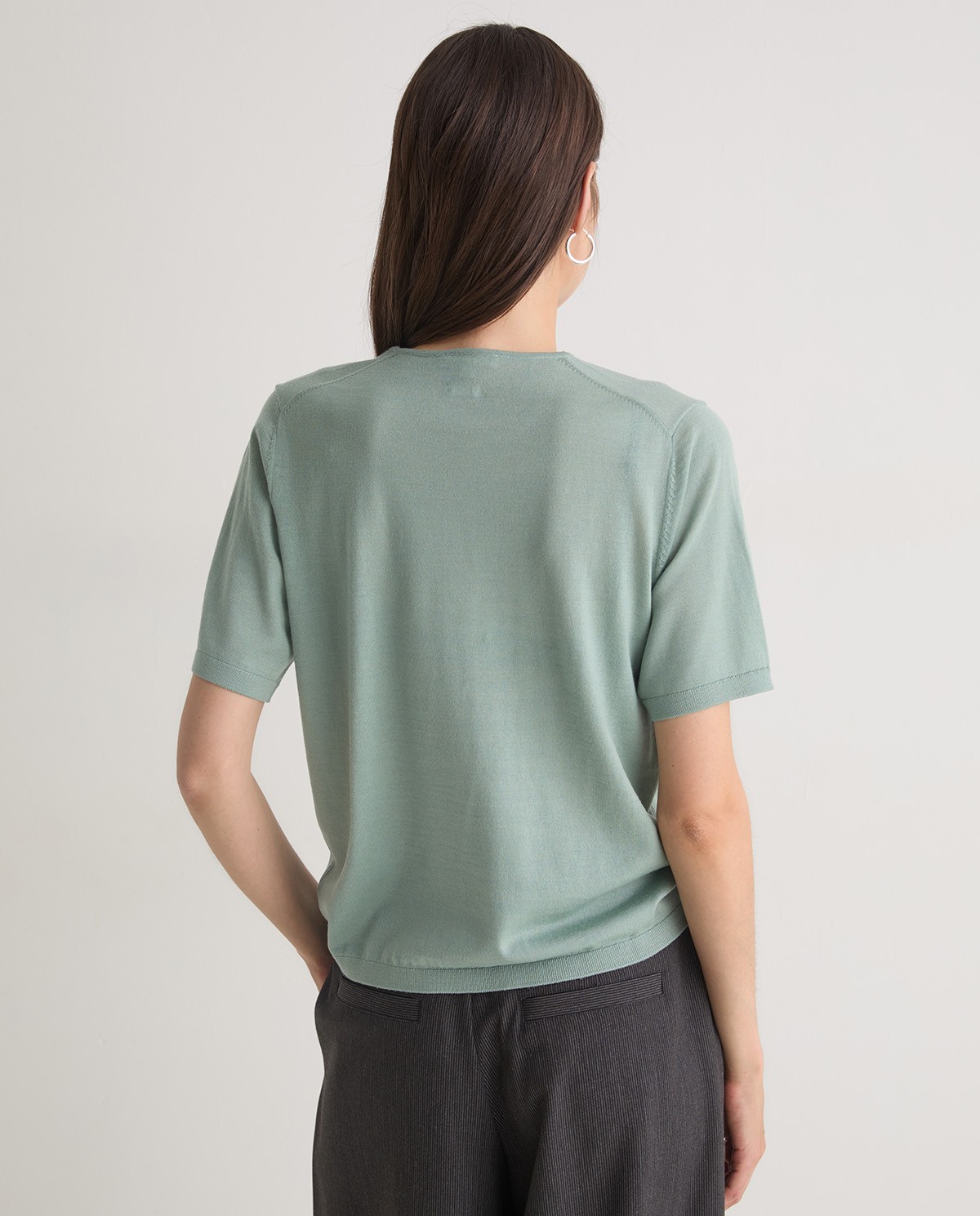 Jersey verde de manga corta confeccionado en 100% lana merino. Corte recto, escote redondo y acabados en canalé. Suavidad y calidez natural. 3
