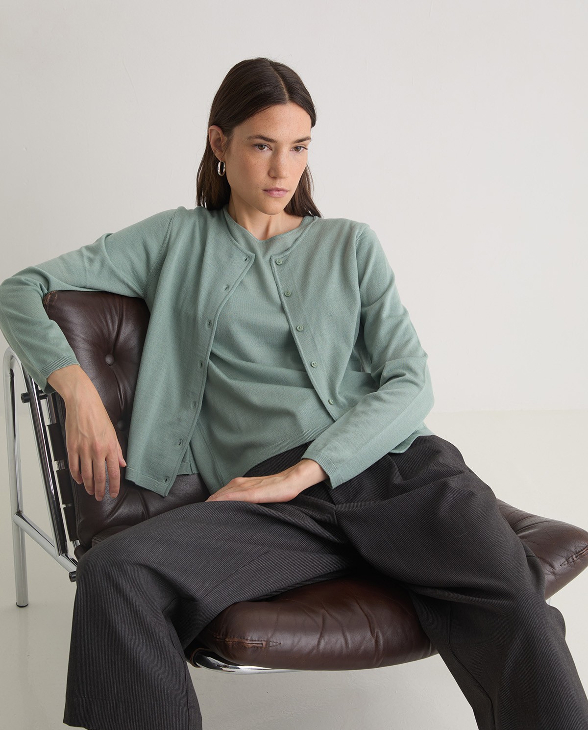 Jersey verde de manga corta confeccionado en 100% lana merino. Corte recto, escote redondo y acabados en canalé. Suavidad y calidez natural. 5