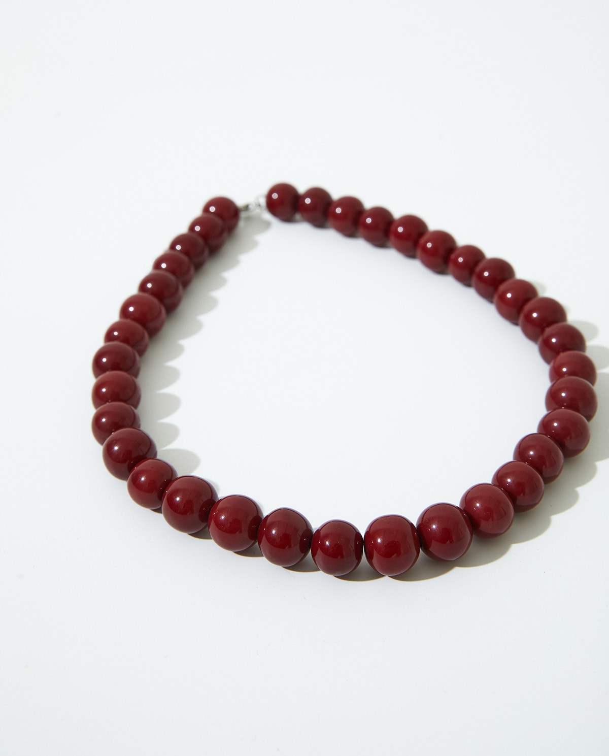 Collier à perles bordeaux en résine avec fermeture réglable et mousqueton – Accessoire Yerse 5