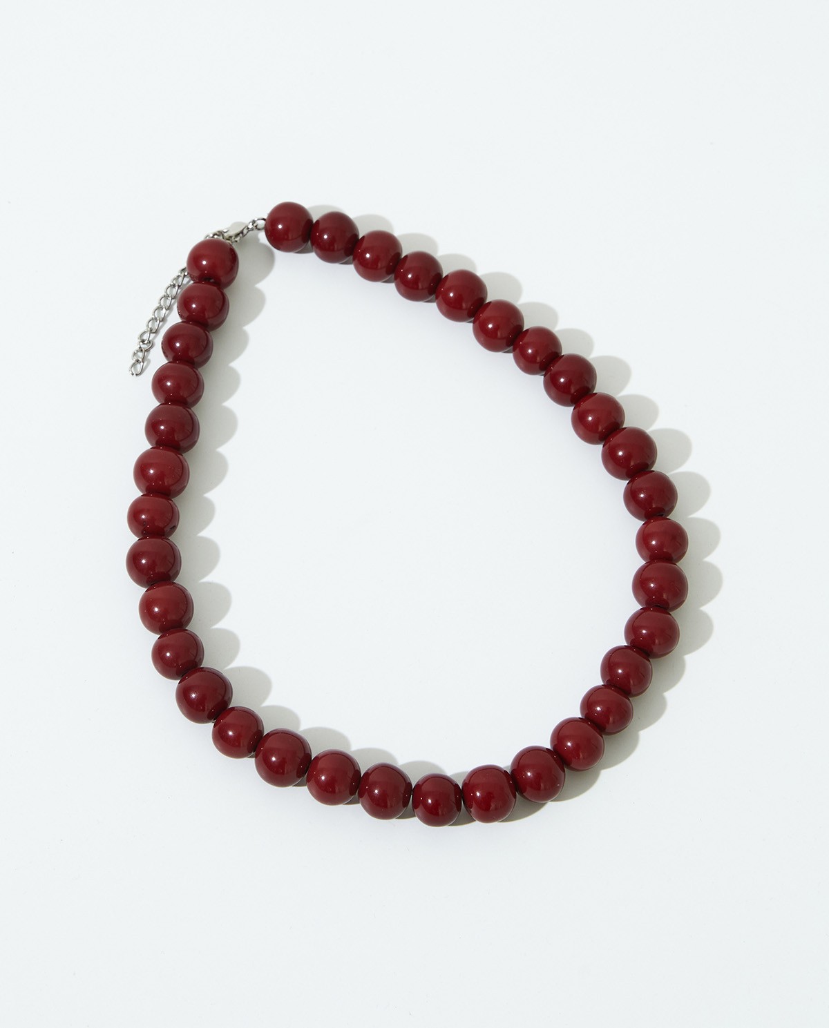 Collier à perles bordeaux en résine avec fermeture réglable et mousqueton – Accessoire Yerse 4