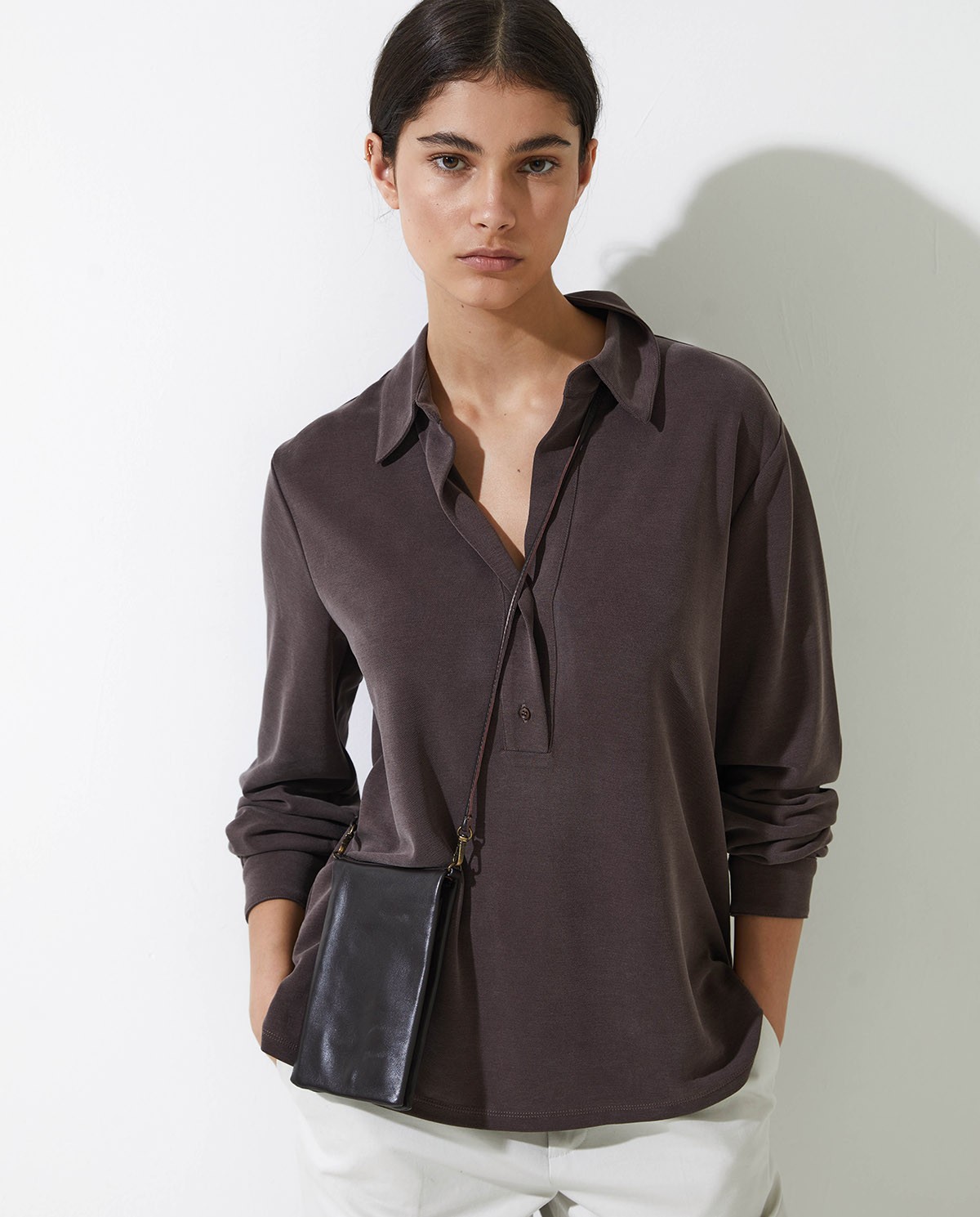 Chocolate 100% leather mobile pouch woman Yerse - Front view 1