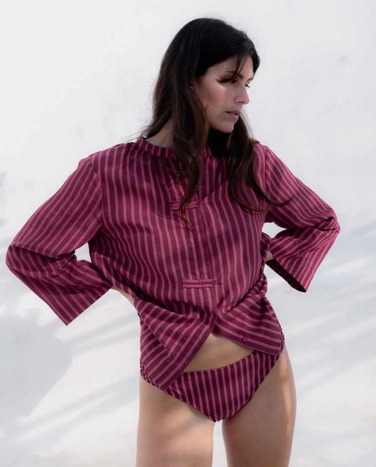 Camisa cuello mao rayas en color rosa, vista frontal con detalle del tejido