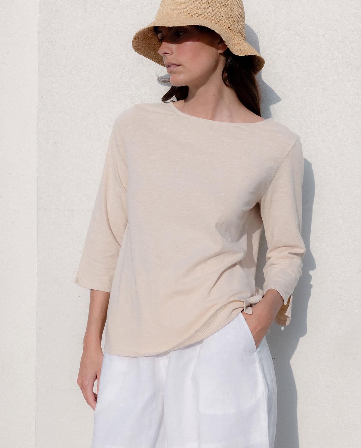 Camiseta flamé escote barco manga francesa en color crudo, vista frontal con detalle del tejido 1