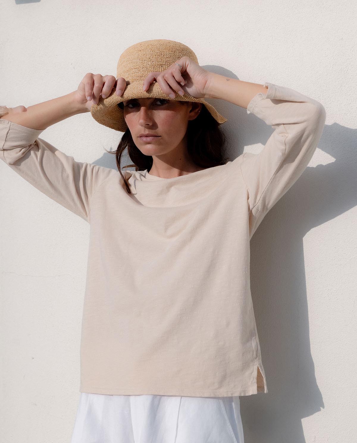 Camiseta flamé escote barco manga francesa en color crudo, vista frontal con detalle del tejido