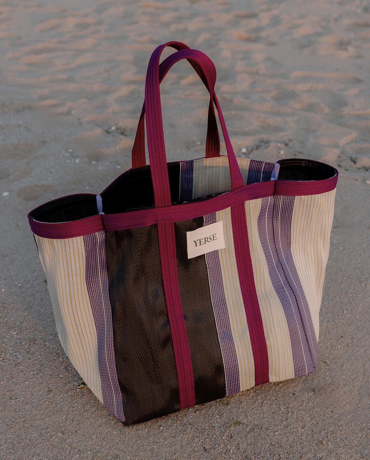 Bossa de platja estil shopper amb ratlles en tons liles, roses i morats
