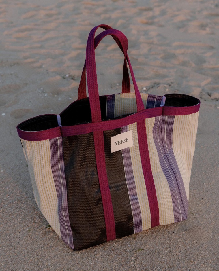 Bossa de platja estil shopper amb ratlles en tons liles, roses i morats