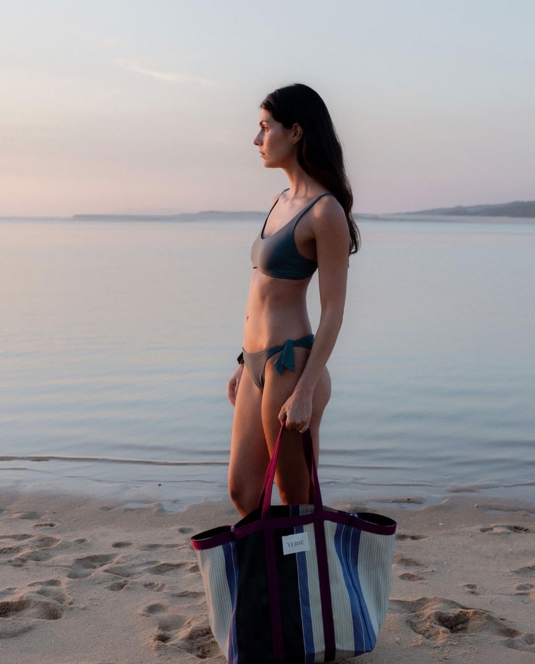 Top de bikini liso azul grisáceo con aros y tirantes finos