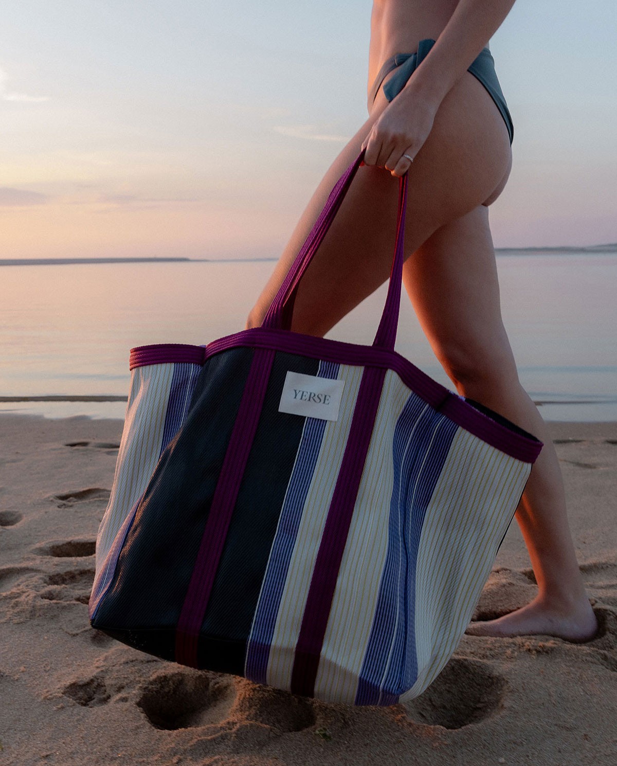 Bossa de platja estil shopper amb ratlles en tons liles, roses i morats 3
