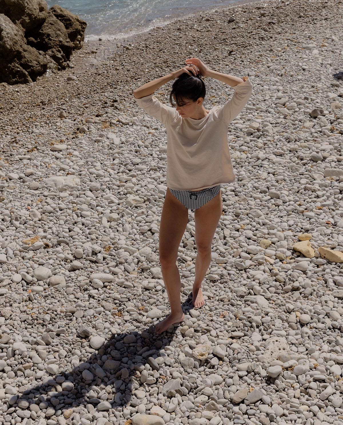 Camiseta flamé escote barco manga francesa en color crudo, vista frontal con detalle del tejido 3