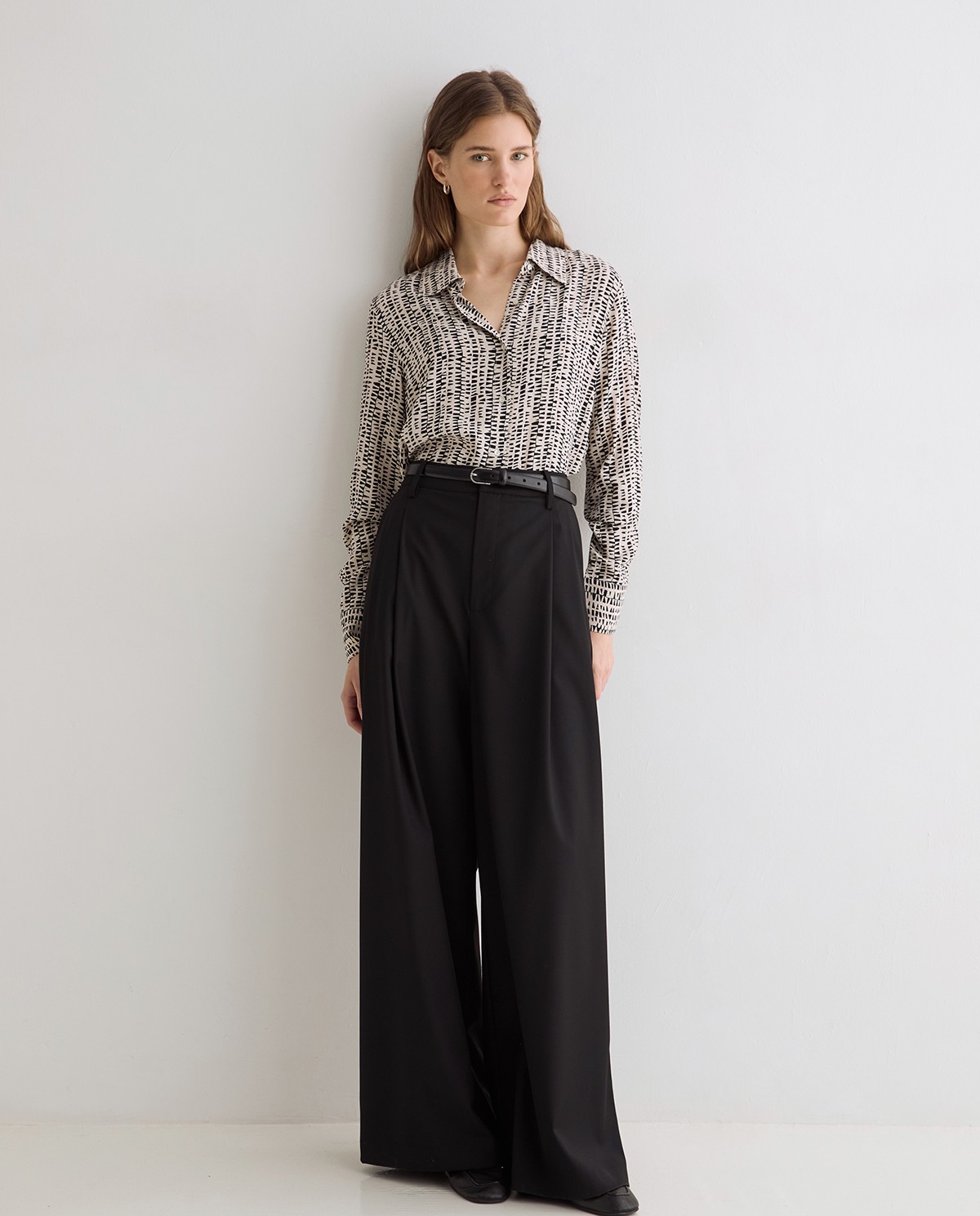 Pantalones de traje wide leg negros, vista frontal con detalle del tejido estructurado 2