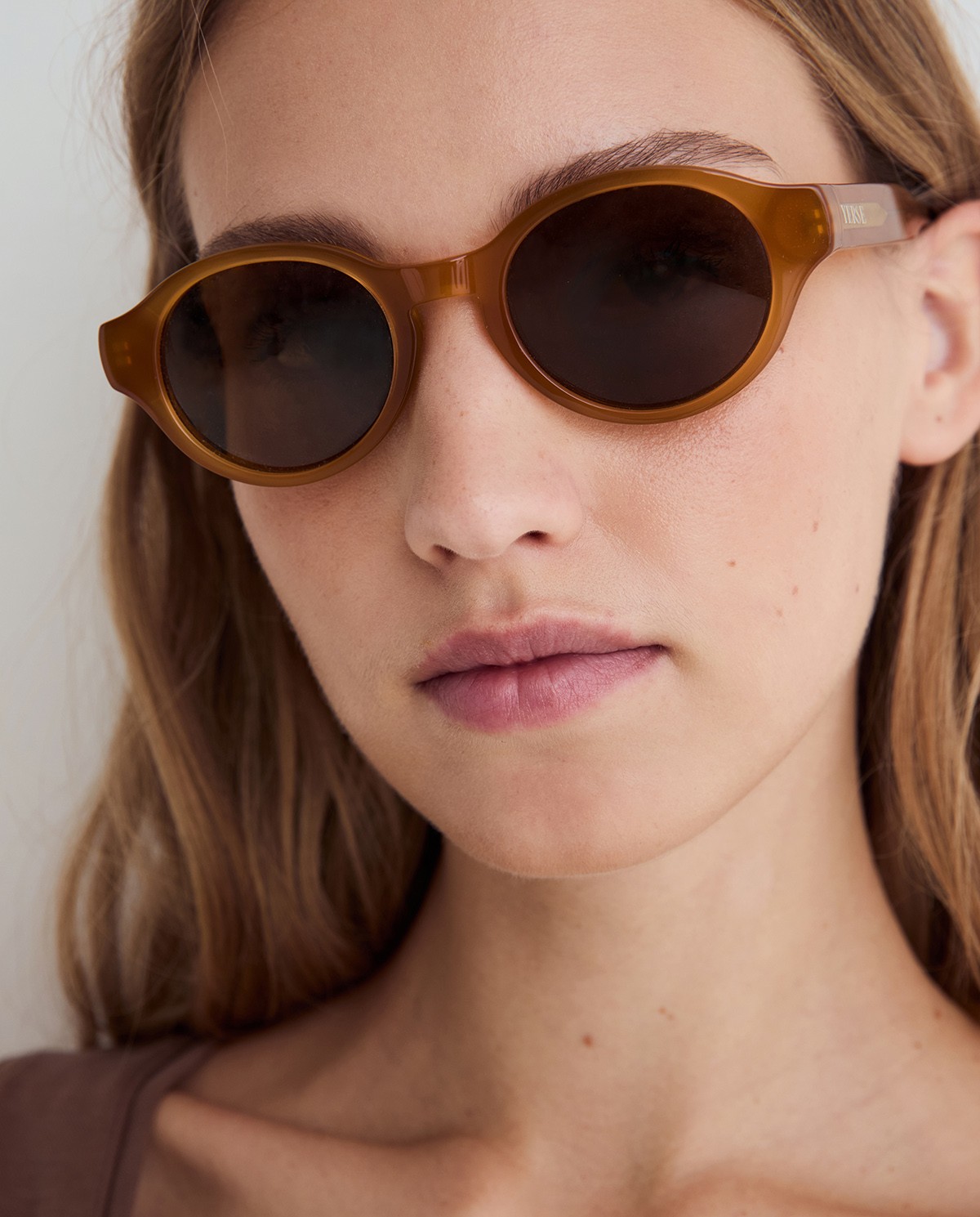 Gafas de sol polarizadas ovaladas en color camel, vista frontal con detalle del tejido