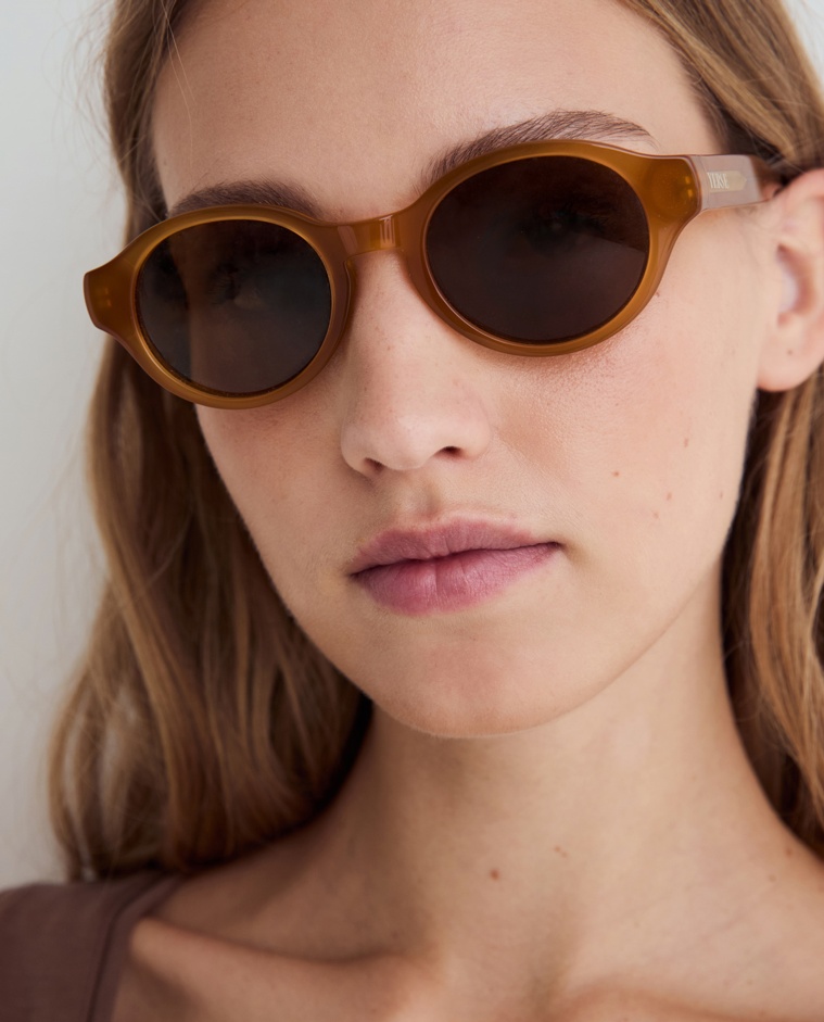 Gafas de sol polarizadas ovaladas en color camel, vista frontal con detalle del tejido